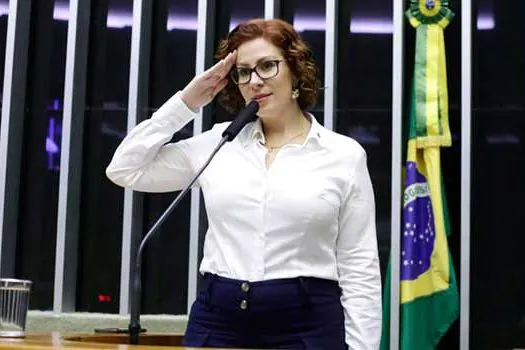 Carla Zambelli, aliada de Bolsonaro, antecipou operação da PF contra governadores