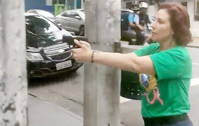 Carla Zambelli sacou uma arma durante uma discussão e correu atrás do jornalista Luan Araújo