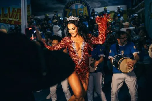 Rainha de Bateria Carla Prata recebe as coirmãs na Festa da Bateria do Tucuruvi