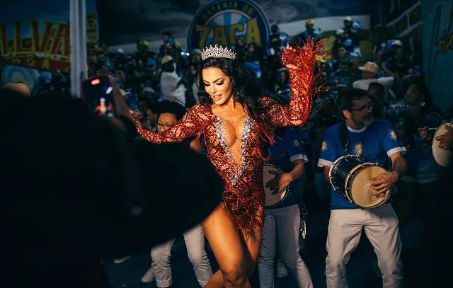 Rainha de Bateria Carla Prata recebe as coirmãs na Festa da Bateria do Tucuruvi