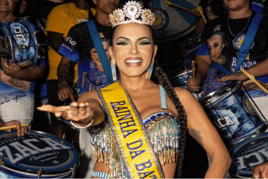 Carla Prata é coroada Rainha de Bateria da Acadêmicos do Tucuruvi