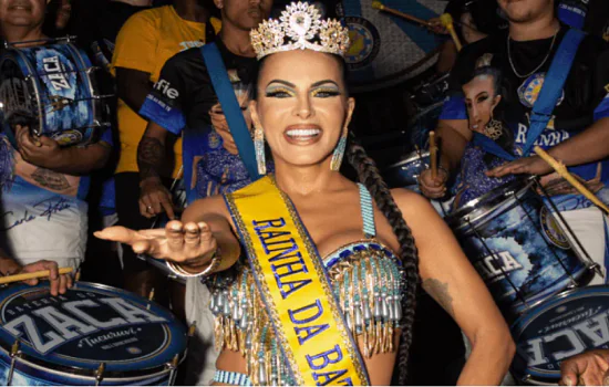 Carla Prata é coroada Rainha de Bateria da Acadêmicos do Tucuruvi