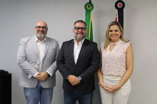 Carla Morando protocola demandas com Secretário Estadual