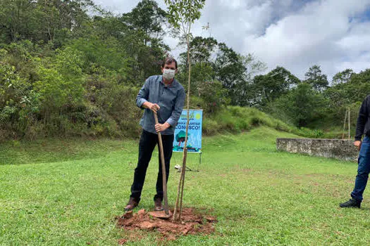 Coronel Carlos Alberto realiza plantação de árvores no Parque Selecta