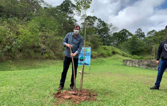 Coronel Carlos Alberto realiza plantação de árvores no Parque Selecta