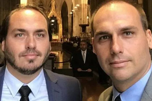 Carlos e Flávio disputam poder na comunicação da pré-campanha de Bolsonaro