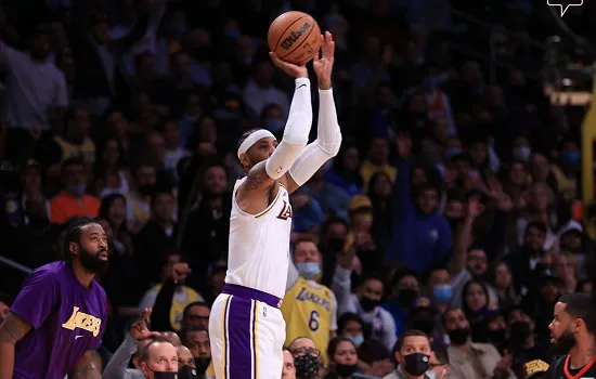 Carmelo Anthony se destaca em vitória dos Lakers