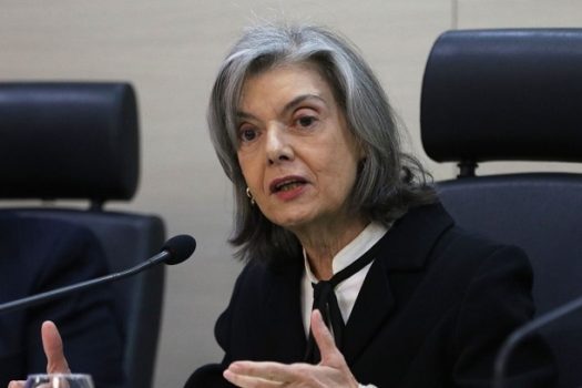 Cármen Lucia toma posse na presidência do TSE