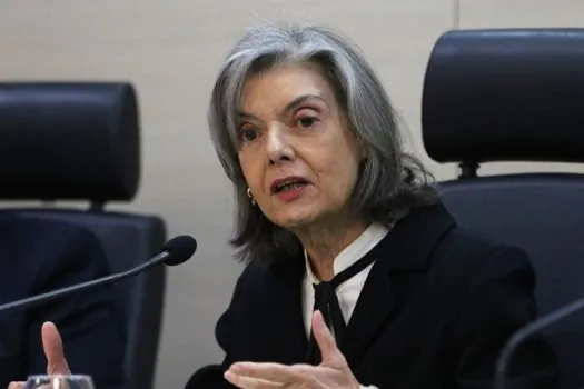 Cármen Lúcia envia processos de Bolsonaro para Justiça do DF