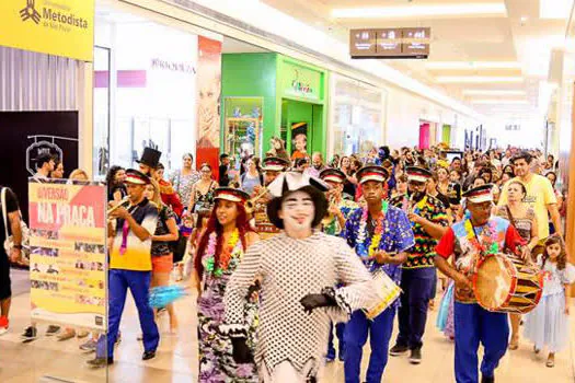 Oficinas e bailinho animam o carnaval do Golden Square Shopping