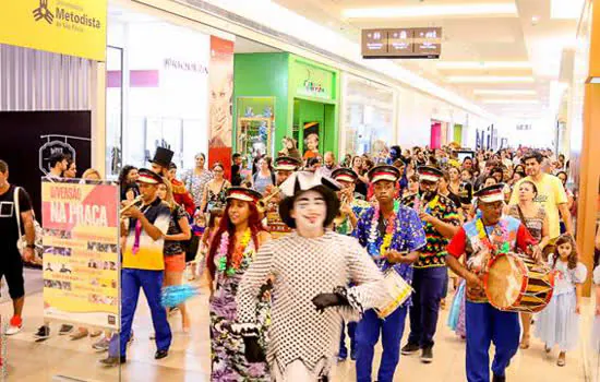 Oficinas e bailinho animam o carnaval do Golden Square Shopping