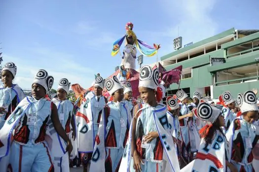 Escolas de samba mirins encerram hoje desfiles no Sambódromo