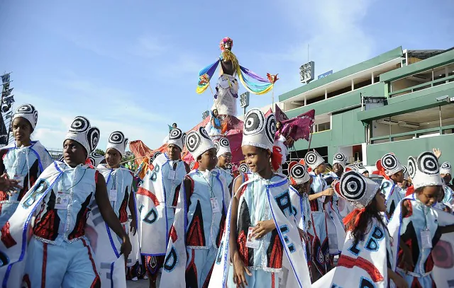 Escolas de samba mirins encerram hoje desfiles no Sambódromo