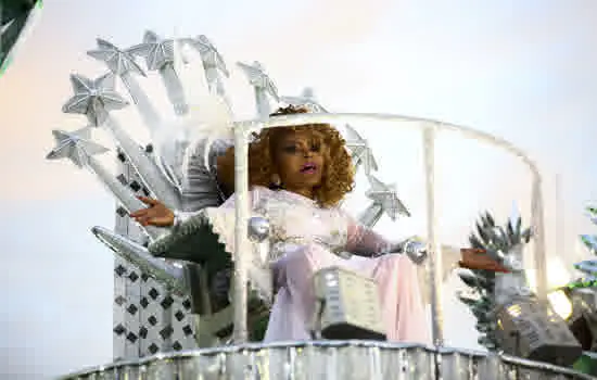 Mocidade encerra carnaval do Rio com Elza Soares como diva do tempo