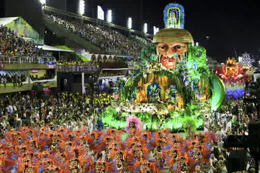 Segunda noite de desfiles no Rio é marcada pela crítica social