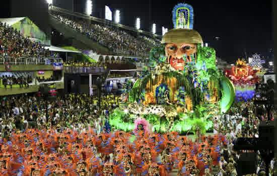 Segunda noite de desfiles no Rio é marcada pela crítica social