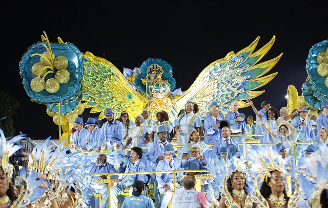 Quatro escolas brilham na segunda noite de desfiles no Rio