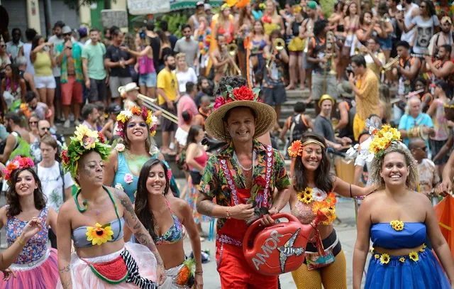 Carnaval tem previsão de chuvas e queda na temperatura