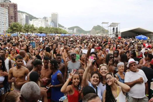 Doença do beijo ou mononucleose: médica fala sobre risco de contaminação no carnaval