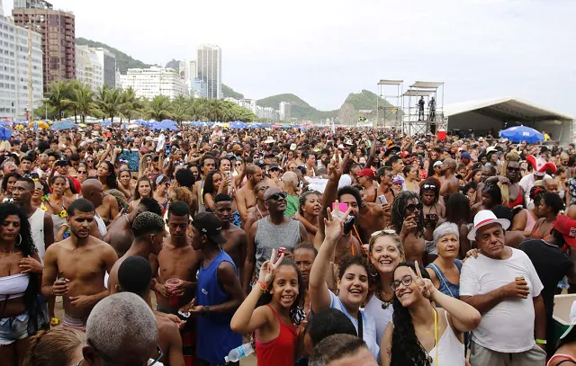 Doença do beijo ou mononucleose: médica fala sobre risco de contaminação no carnaval