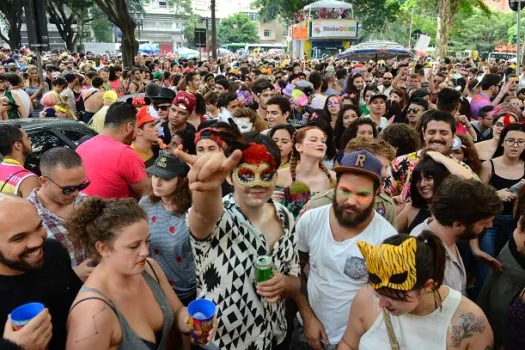 Turistas gastam 17 vezes mais que paulistanos no carnaval de rua