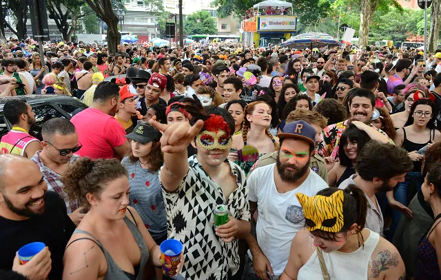 Turistas gastam 17 vezes mais que paulistanos no carnaval de rua