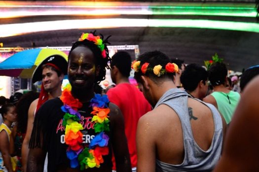 Como curtir o Carnaval sem dor nos pés ou na coluna