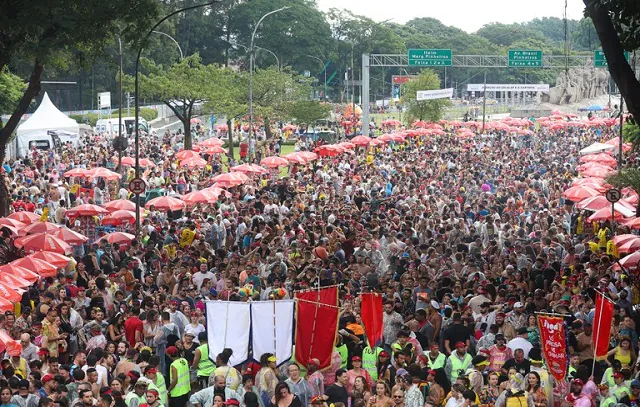 Pré-carnaval começa com desfiles de grades blocos em SP