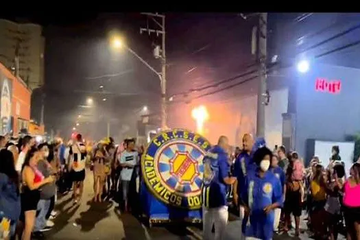 Sem desfile oficial, escolas de samba de SP fazem carnaval nas quadras e ruas