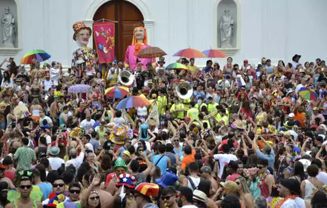 Pais e responsáveis devem ficar atentos com crianças e adolescentes durante o carnaval