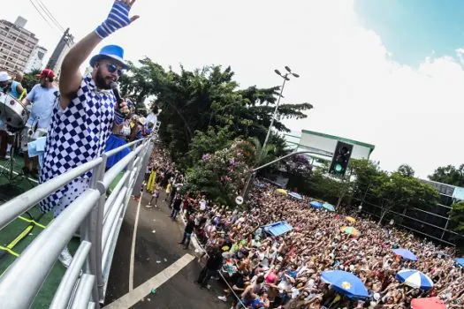 Tiago Abravanel desfila com bloco pela primeira vez no Carnaval_x000D__x000D_