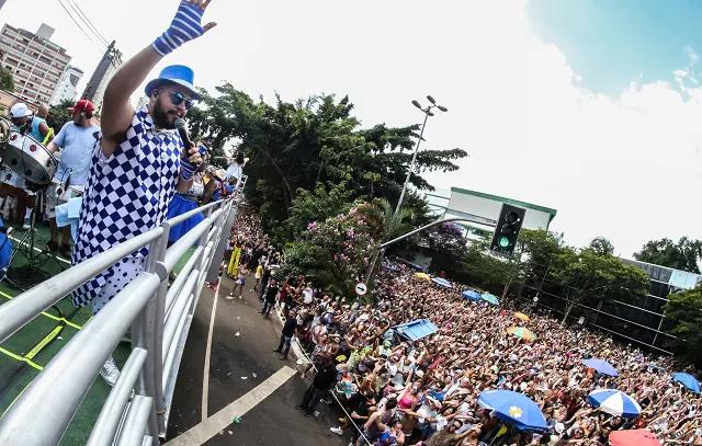 Tiago Abravanel desfila com bloco pela primeira vez no Carnaval_x000D_