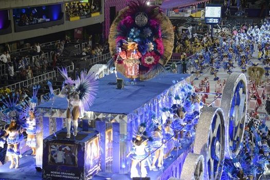 Primeiro dia de desfiles no Sambódromo tem acidente e atrasos