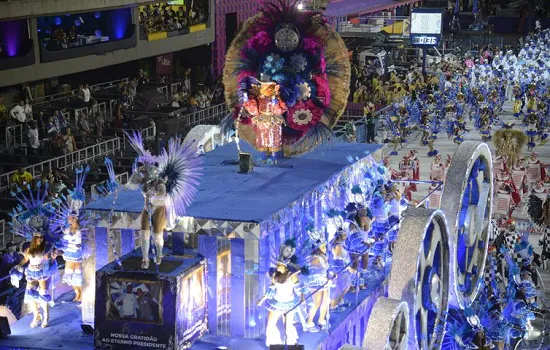 Primeiro dia de desfiles no Sambódromo tem acidente e atrasos