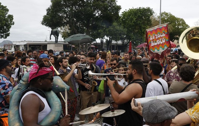 Blocos de carnaval tomam ruas do centro do RJ