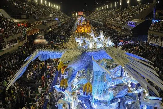 Carnaval: venda de ingressos para desfile na Sapucaí segue presencial