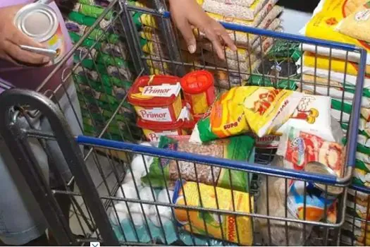 6 em cada 10 brasileiros afirmam que salário não garante nem alimentação básica da família