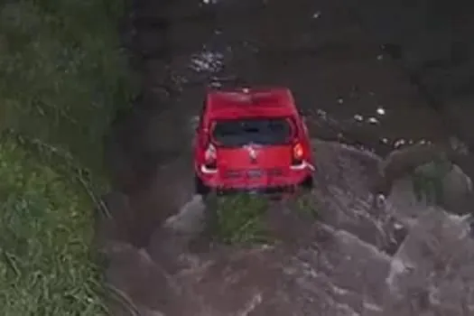 Homem desaparece após carro capotar e cair dentro de rio em Arujá, na Grande SP