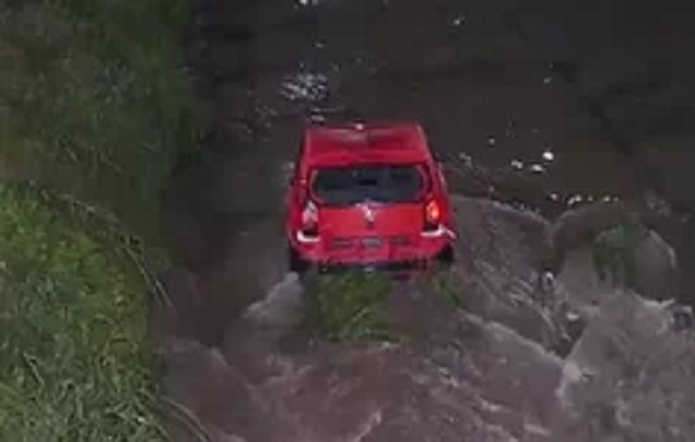 Homem desaparece após carro capotar e cair dentro de rio em Arujá