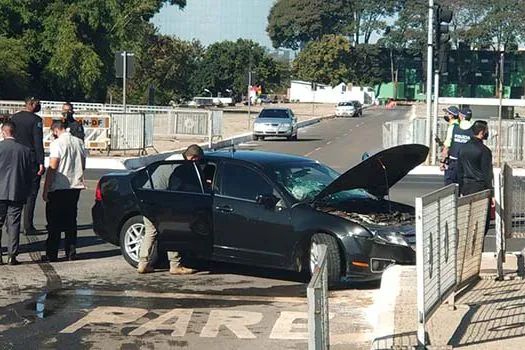 Carro do comboio presidencial se envolve em acidente em frente ao Planalto