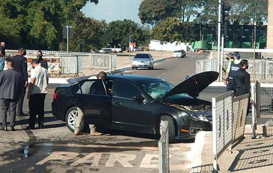 Carro do comboio presidencial se envolve em acidente em frente ao Planalto