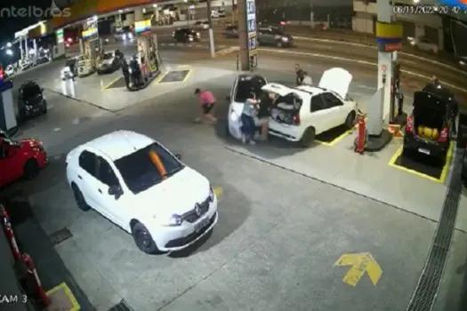 Carro desgovernado invade posto de combustíveis e deixa três mortos em SP