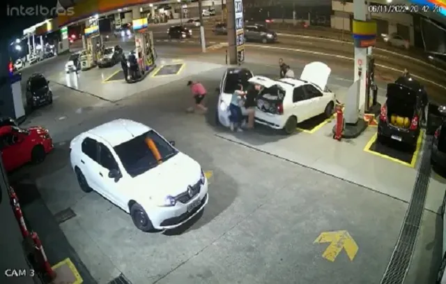 Carro desgovernado invade posto de combustíveis e deixa três mortos em SP