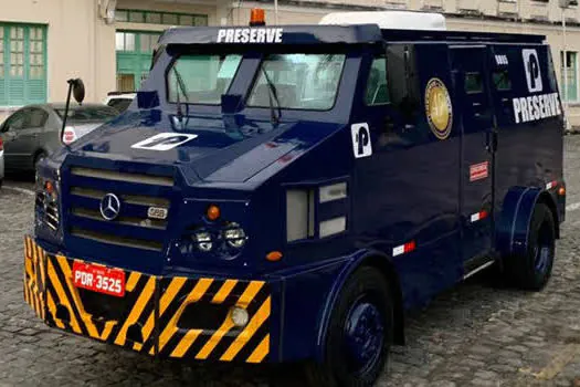 Carro-forte recebe ar-condicionado automotivo 100% elétrico do mundo a energia solar