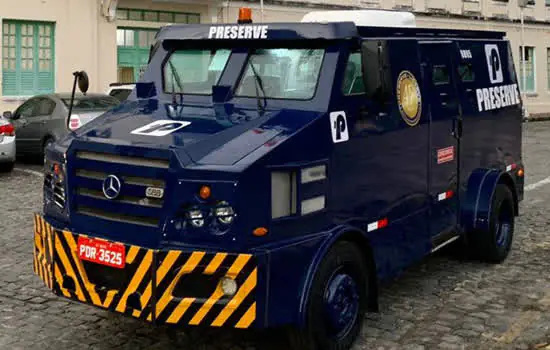 Carro-forte recebe ar-condicionado automotivo 100% elétrico do mundo a energia solar