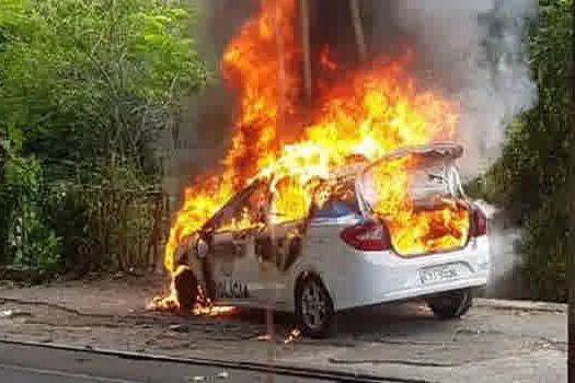 Carro da PM pega fogo após ser alvo de tiros na região Central do Rio