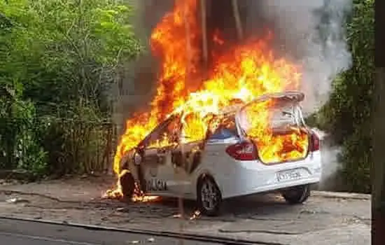 Carro da PM pega fogo após ser alvo de tiros na região Central do Rio