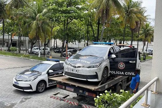 Agentes apreendem carro clonado da polícia em operação no Rio