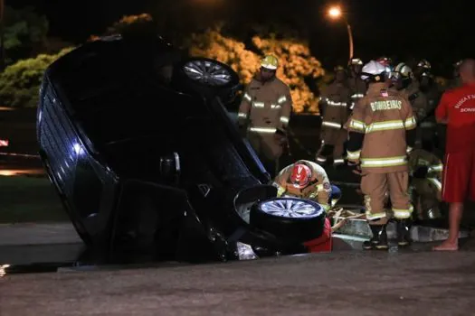 Carro de deputado cai em espelho d’água do Palácio do Planalto