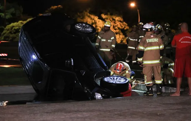 Carro de deputado cai em espelho d’água do Palácio do Planalto